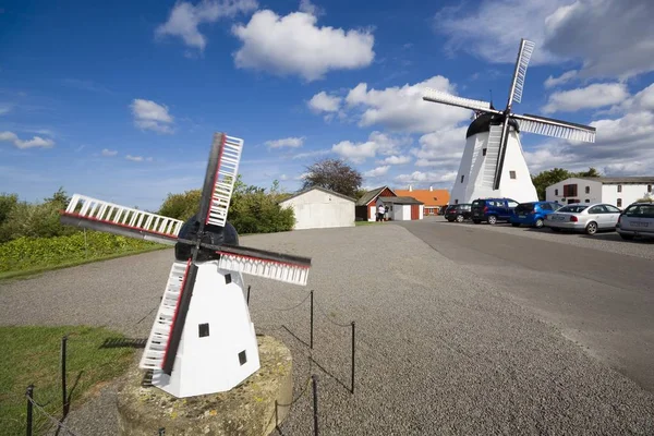 Aarsdale 2018年8月20日 仍然工作荷兰式风车修造了1877年和它的微型在 Aarsdale Bornholm — 图库照片