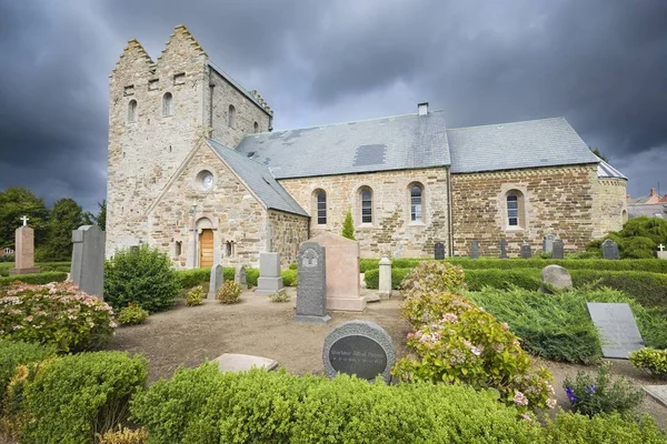 Aakirkeby Danimarca Agosto 2018 Una Chiesa Contro Cielo Nuvoloso Chiesa — Foto Stock