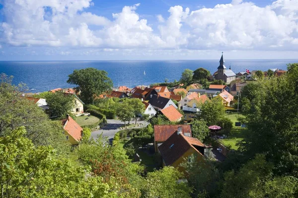 -Güzel, küçük evler ve bir kilisede - sahil, Gudhjem, Bornholm, Denmark ile küçük şehrin havadan görünümü