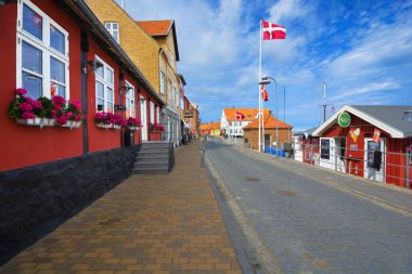Allinge, Danimarka - 24 Ağustos 2018: Geleneksel renkli yarı ahşap evleri Baltık Denizi kıyısında, Bornholm dar, Arnavut kaldırımlı sokakta