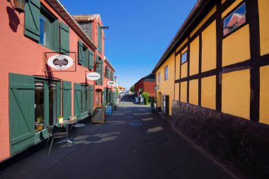Svaneke, Danimarka - 23 Ağustos 2018: Geleneksel renkli yarı ahşap evlerde Svaneke. Pakhuset Restoran sol - Bornholm adadaki en büyük yaz Restoranlar.