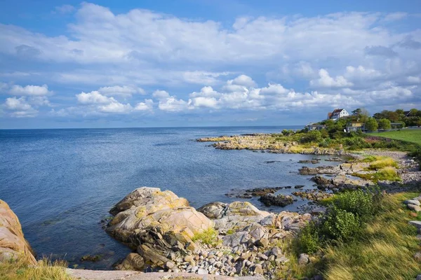 Pohled Městečko Ostrově Krásné Kamenité Pobřeží Bornholm Sandvig Dánsko — Stock fotografie