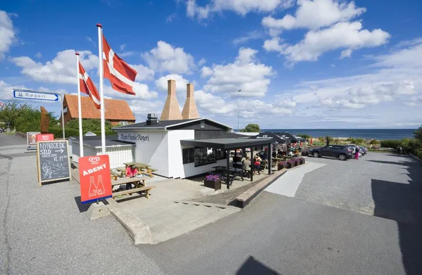 NEXO, Danimarka - 20 Ağustos 2018: Nexo Gamle Rogeri - nereye adada - Sol Gudhjem üzerinden en popüler çanak tadabilirsiniz karakteristik bacalar ile geleneksel smokehouse