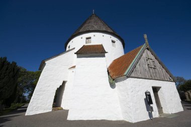 Olsker, Bornholm, Denmark savunma yuvarlak kilisede. Bornholm adada dört yuvarlak kiliseler biridir. 1150-26 metre yüksekliğinde, en zarif yuvarlak kilise olarak inşa