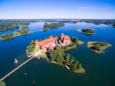 Galve Gölü, Trakai, Litvanya 'daki bir adada güzel Gotik tarzı kırmızı tuğla kale manzarası