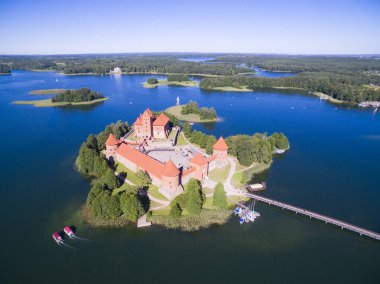 Galve Gölü, Trakai, Litvanya 'daki bir adada güzel Gotik tarzı kırmızı tuğla kale manzarası