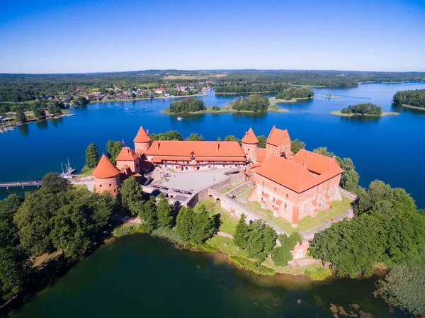 Luchtfoto Van Prachtige Gotische Stijl Rode Baksteen Kasteel Een Eiland — Stockfoto