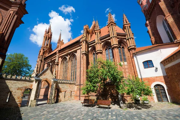立陶宛维尔纽斯老城Maironio街的哥特式圣安教堂 — 图库照片