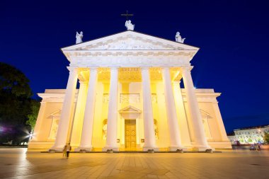 Litvanya 'nın Vilnius kentindeki Katedral Meydanı' ndaki St. Stanislaus Kilisesi ve St. Ladislaus Kilisesi 'nin gece manzarası