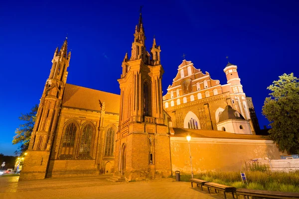 立陶宛维尔纽斯老城Maironio街灯火通明的哥特式圣安妮教堂的夜景 右边的圣方济各和圣伯纳德教堂 — 图库照片