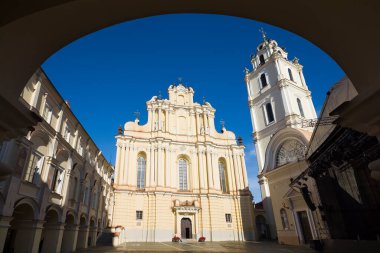 Vilnius Üniversitesi 'nin büyük avlusu ve St. Johns Kilisesi, Vaftizci Aziz John ve Havari Aziz John ve Litvanya' nın Eski Vilnius kasabasındaki Evangelist