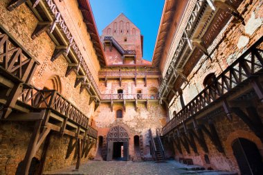 Gotik tarzı kırmızı tuğla dük sarayının ve tahta merdiven galerilerinin iç bahçesi, Trakai, Litvanya
