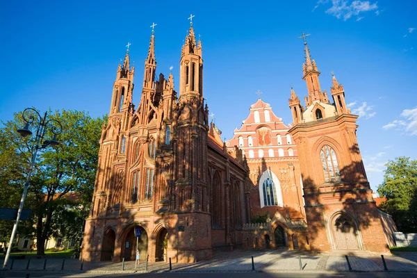 立陶宛维尔纽斯老城Maironio街的哥特式圣安教堂 — 图库照片