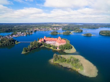 Galve Gölü, Trakai, Litvanya 'daki bir adada güzel Gotik tarzı kırmızı tuğla kale manzarası