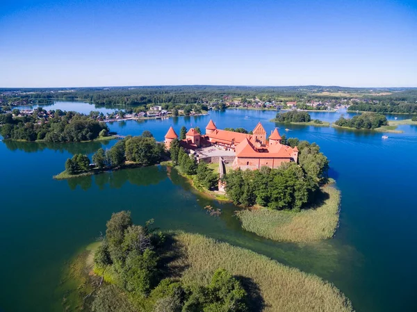 Luchtfoto Van Prachtige Gotische Stijl Rode Baksteen Kasteel Een Eiland — Stockfoto