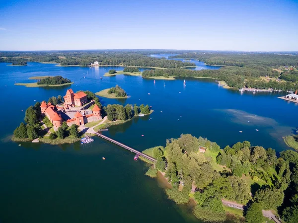 Galve Gölü, Trakai, Litvanya 'daki bir adada güzel Gotik tarzı kırmızı tuğla kale manzarası