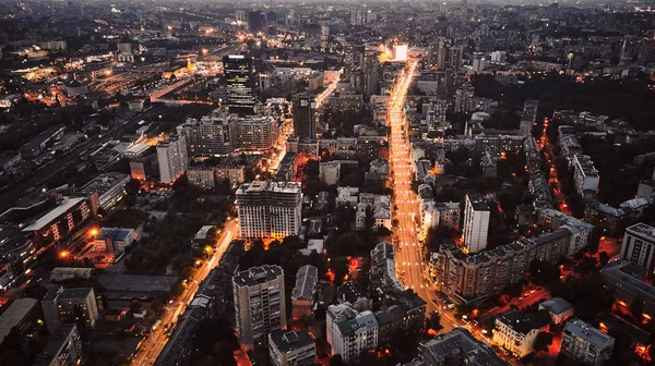 夜に輝く都市景観のパノラマ ビュー — ストック写真