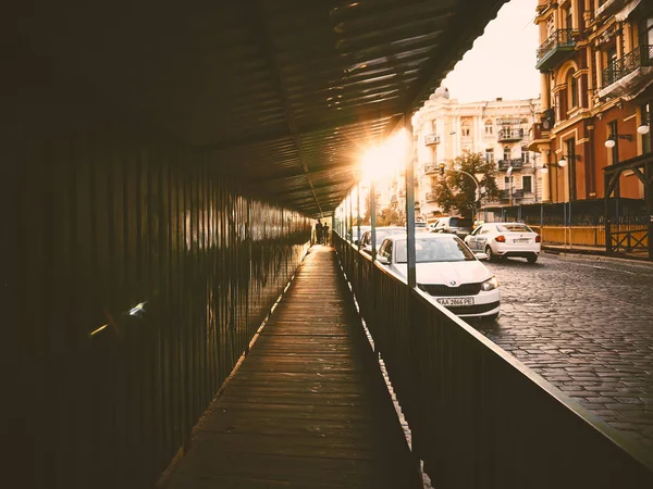 Vue Rue Étroite Avec Des Voitures Garées Coucher Soleil Kiev — Photo