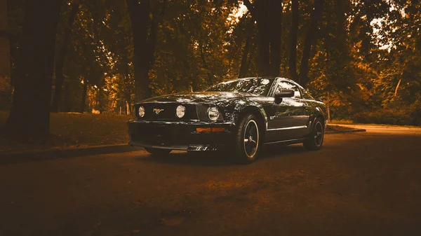 Ford Mustang üzerinde boş sonbahar sokak sürüş 
