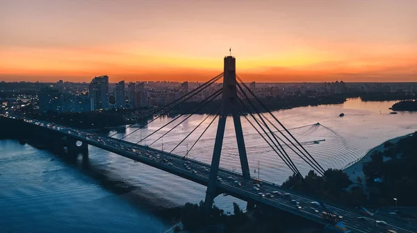 Panoramik Mosksvskiy köprü silueti gün batımında, Kiev, Ukrayna