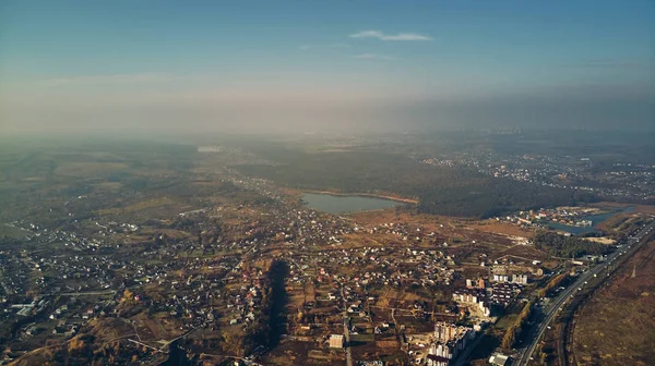 Karayolu gün batımında, Ukrayna kırsal city yakınındaki havadan görünümü 