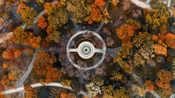 Mariinsky Parkı 'ndaki çeşme. Kyiv, Ukrayna.