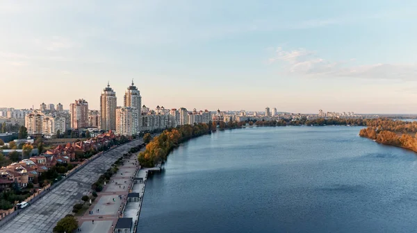 Dnipro nehrinin yakınındaki gezinti alanında. Kyiv, Ukrayna