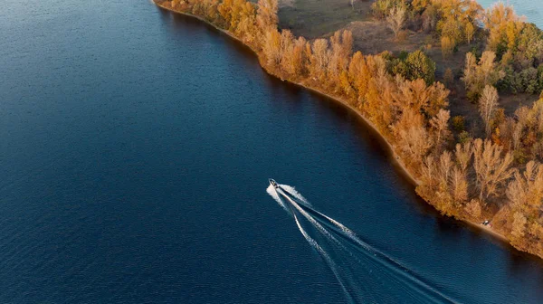 Dnipro Nehri 'nde tekne. Kyiv, Ukrayna