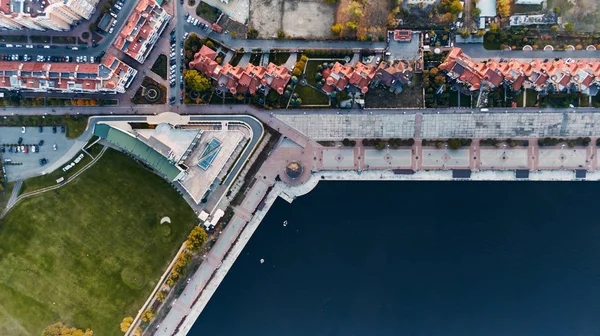 Dnipro nehri yakınlarındaki gezinti güvertesinin geometrisi. Kyiv, Ukrayna