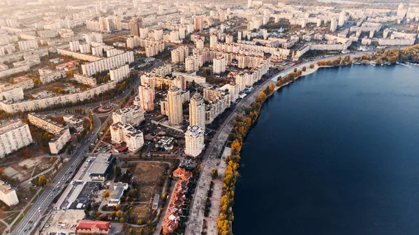 Dnipro nehrinin yakınındaki gezinti alanında. Obolon bölgesi, Kyiv, Ukrayna.