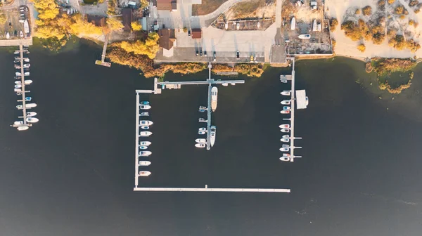 Dnipro Nehri 'ndeki tekne istasyonu. Kyiv, Ukrayna.