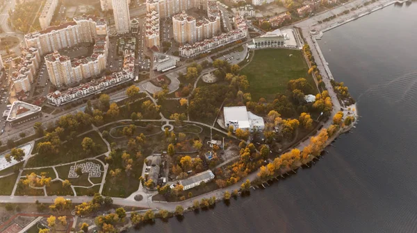 Dnipro nehrinin yakınındaki gezinti alanında. Obolon bölgesi, Kyiv, Ukrayna.