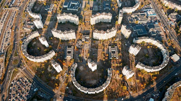Binaların geometrisi. Ukrayna, Kyiv 'deki Troeschina bölgesinde. Hava görüntüsü. 