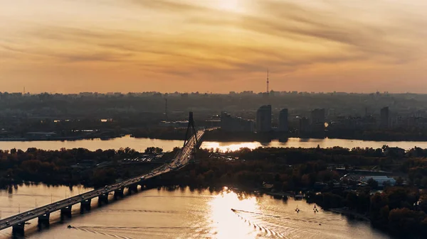 Gün batımında Moskova Köprüsü. Ukrayna, Kyiv 'de hava görüntüsü. 