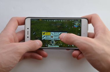 Beyaz bir arka plan üzerinde ilk kişiden Pubg G smartphone üzerinde oynama