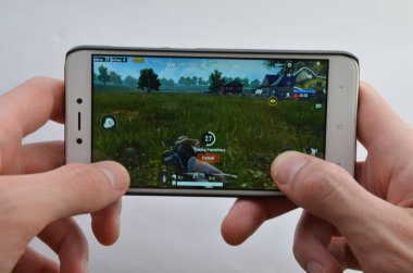 Beyaz bir arka plan üzerinde ilk kişiden Pubg G smartphone üzerinde oynama