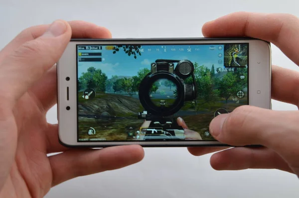 Beyaz bir arka plan üzerinde ilk kişiden Pubg G smartphone üzerinde oynama