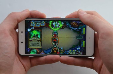 Beyaz bir arka planda oyun ilk kişiden smartphone üzerinde yuva oynamak