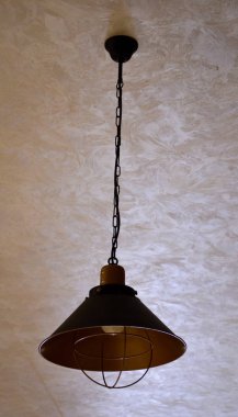 Pub Bar, bir sandalye ve bir lamba üzerine uzun bir tabloyla. Eski tuğla duvar. Çalışma gününün sonunda.