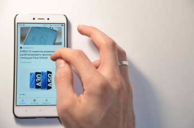 26 Şubat 2019. Kiev, Ukrayna. Beyaz zemin üzerinde bir akıllı telefon programıdır. Ellerini kullanarak smartphone üzerinde çalışmak