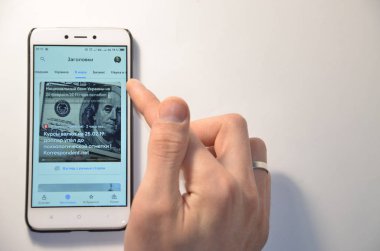 26 Şubat 2019. Kiev, Ukrayna. Beyaz zemin üzerinde bir akıllı telefon programıdır. Ellerini kullanarak smartphone üzerinde çalışmak