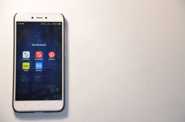 26 Şubat 2019. Kiev, Ukrayna. Beyaz zemin üzerinde bir akıllı telefon programıdır. Ellerini kullanarak smartphone üzerinde çalışmak