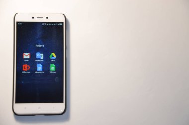 26 Şubat 2019. Kiev, Ukrayna. Beyaz zemin üzerinde bir akıllı telefon programıdır. Ellerini kullanarak smartphone üzerinde çalışmak