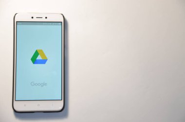 26 Şubat 2019. Kiev, Ukrayna. Beyaz zemin üzerinde bir akıllı telefon programıdır. Ellerini kullanarak smartphone üzerinde çalışmak