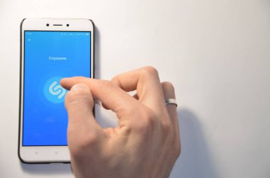 26 Şubat 2019. Kiev, Ukrayna. Beyaz zemin üzerinde bir akıllı telefon programıdır. Ellerini kullanarak smartphone üzerinde çalışmak