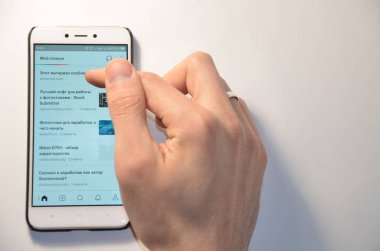 26 Şubat 2019. Kiev, Ukrayna. Beyaz zemin üzerinde bir akıllı telefon programıdır. Ellerini kullanarak smartphone üzerinde çalışmak
