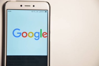 26 Şubat 2019. Kiev, Ukrayna. Beyaz zemin üzerinde bir akıllı telefon programıdır. Ellerini kullanarak smartphone üzerinde çalışmak