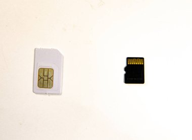 Pil, SIM kartı, hafıza kartı için smartphone, beyaz bir arka plan üzerinde