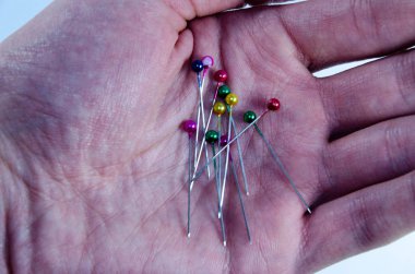 İğne görünmez ellerinde renkli ucu ile