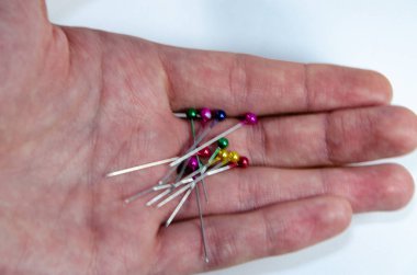 İğne görünmez ellerinde renkli ucu ile